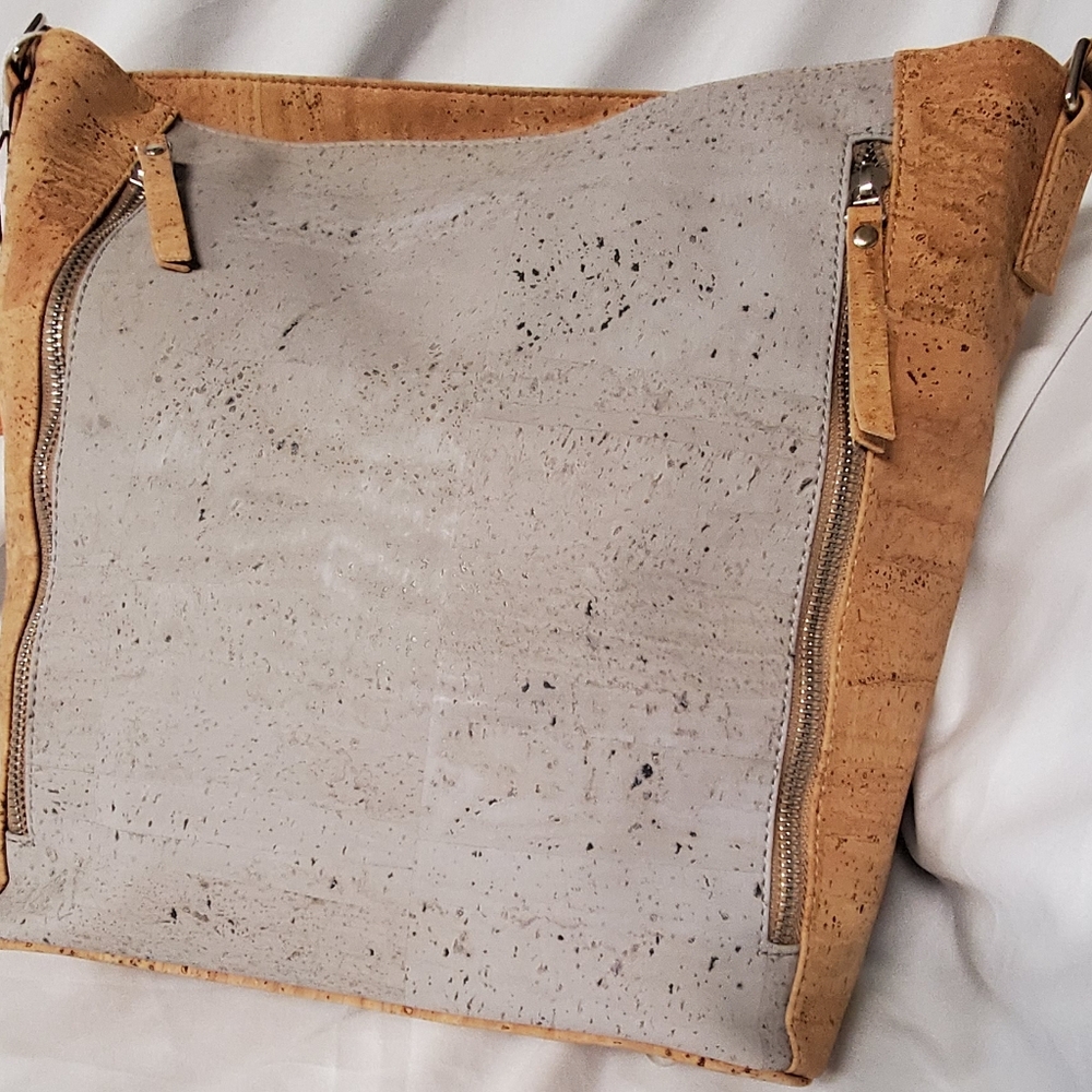 Arteulsa cork shoulder bag. - Picture 3 of 5